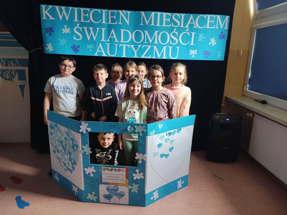 Kwiecień miesiącem świadomości autyzmu w Szkole Podstawowej nr 2 w Kamieniu Pomorskim