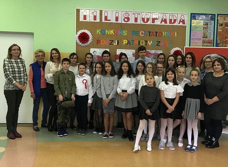 Szkolny konkurs recytatorski poezji patriotycznej pod nazwą "Mówiąc Ojczyzna…"