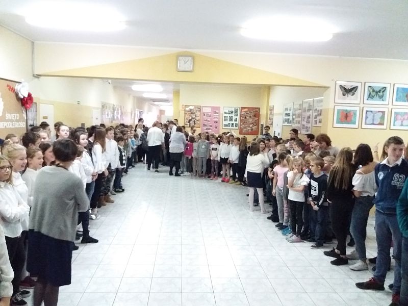 Wszystkie szkoły śpiewają hymn państwowy